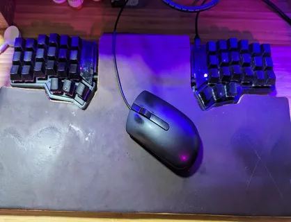 Keebmaker Corne on Leather Palm Rest